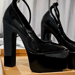 Skyrise platform pump black patent Steve Madden platform heels.